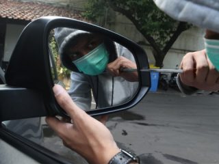 Ilustrasi perampokan pengendara mobil. Foto: Aditia Noviansyah/kumparan