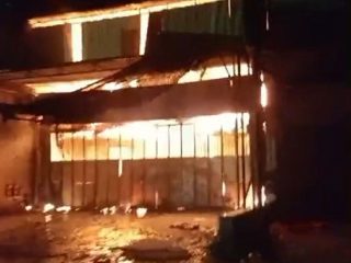 Toko di Desa Bandung Diwek Jombang terbakar dini hari, Petugas PMK lakukan pemadaman
