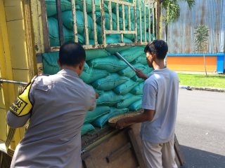 Wujud dukungan ketahanan pangan, Polisi kawal pengiriman 10 Ton jagung ke Bulog Jombang